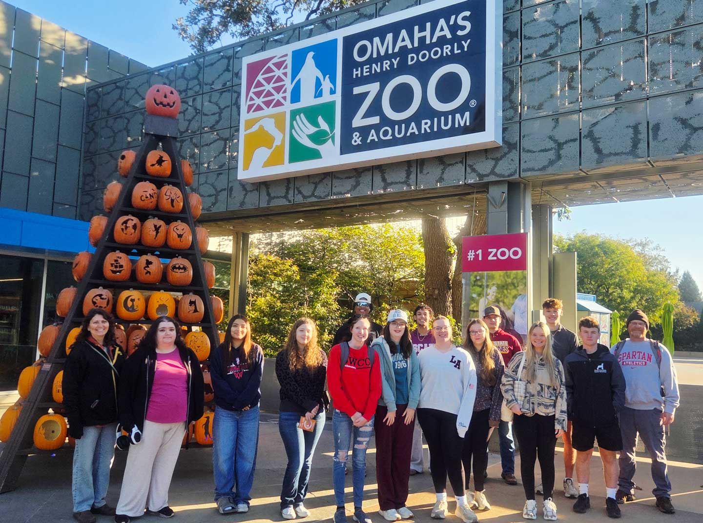 Science classes standing in front of Henry Doorly Zoo sign
